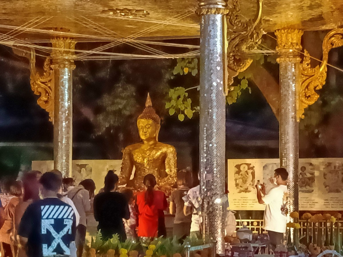 1-คอหวยยังเนืองแน่น วัดพระธาตุวาโย หลังเพิ่งโด่งดังมีชื่อได้เพียงไม่นาน