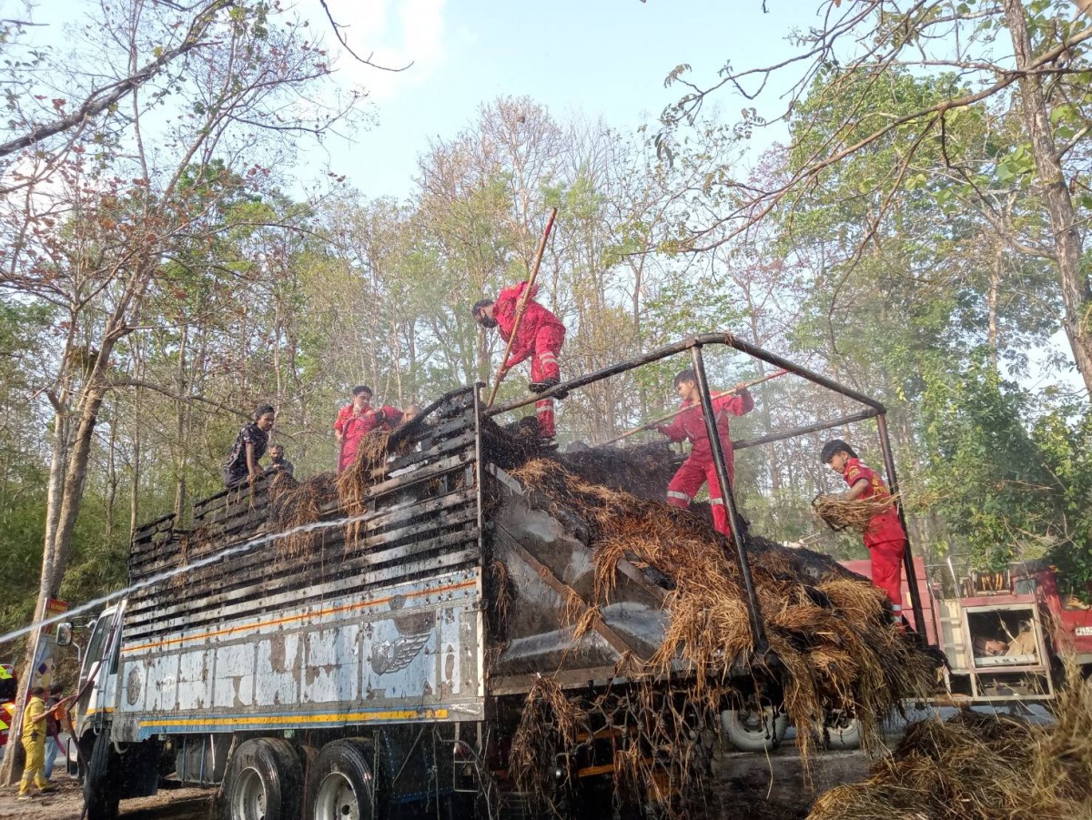เกือบตายหมู่ ไฟไหม้รถบรรทุกฟาง เหตุคนงานนั่งสูบบุหรี่บนฟางอัดก้อน