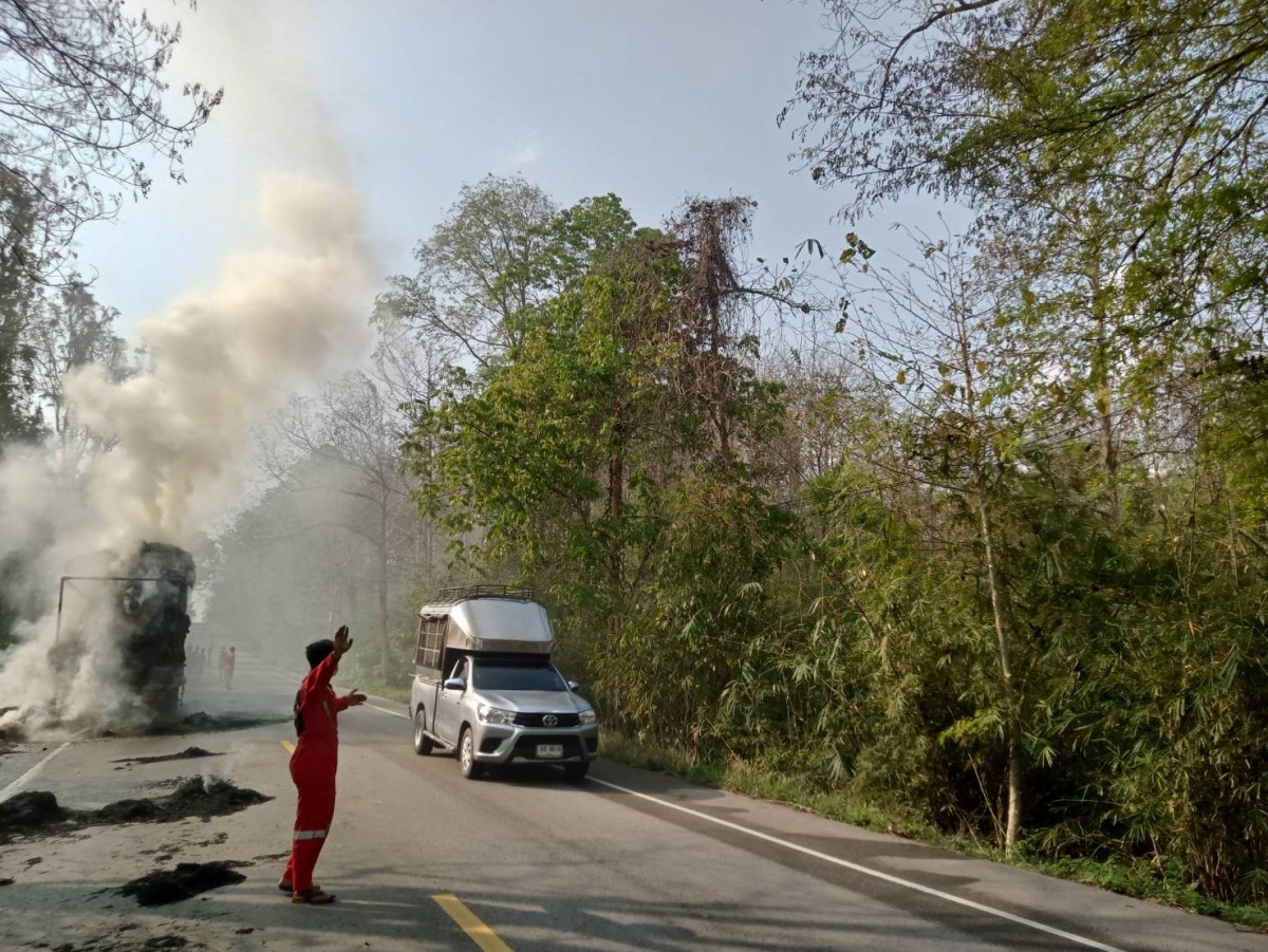 เกือบตายหมู่ ไฟไหม้รถบรรทุกฟาง เหตุคนงานนั่งสูบบุหรี่บนฟางอัดก้อน