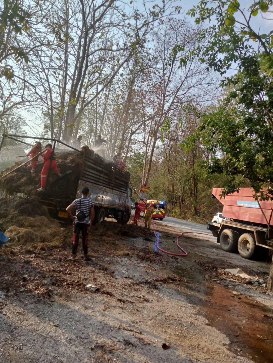 เกือบตายหมู่ ไฟไหม้รถบรรทุกฟาง เหตุคนงานนั่งสูบบุหรี่บนฟางอัดก้อน