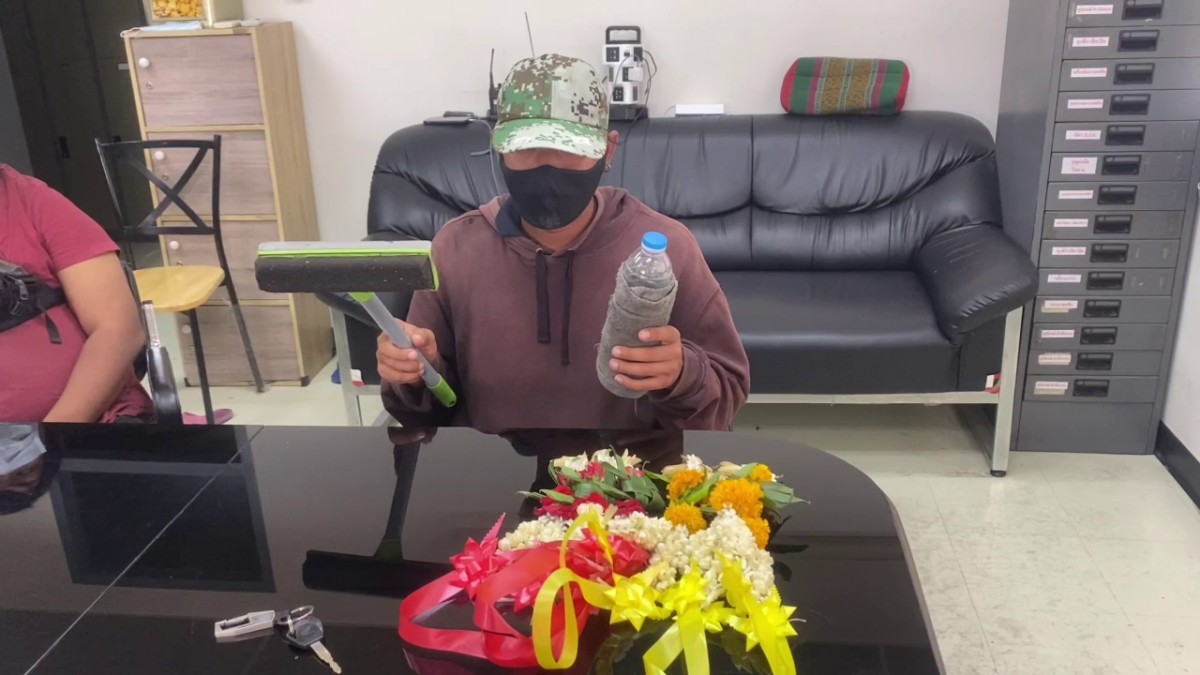 รู้รายได้แล้วอึ้ง หนุ่มเช็ดกระจกหัวร้อน โอดถูกสั่งห้ามทำอีก รายได้หายเป็นหมื่นๆ