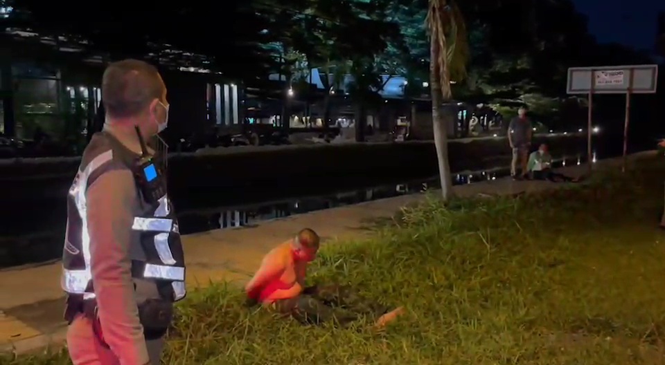 นนทบุรี ทหารเมาเหล้าโดดให้ไรเดอร์ชนตำรวจคุมตัวดำเนินคดี    วันที่ 18 ก.ค. 65 เวลา 23.15 น. เจ้าหน้าที่ตำรวจสภปากเกร็ดได้รับแจ้ง เหตุชายมีอาการมึนเมา กระโดดให้รถจยย.ชนที่บริเวณถนนเลียบคลองประปา ตรงข้ามร้านอาหารแห่งหนึ่ง (Bee Groove) อ.ปากเกร็ด จ.นนทบุรี   