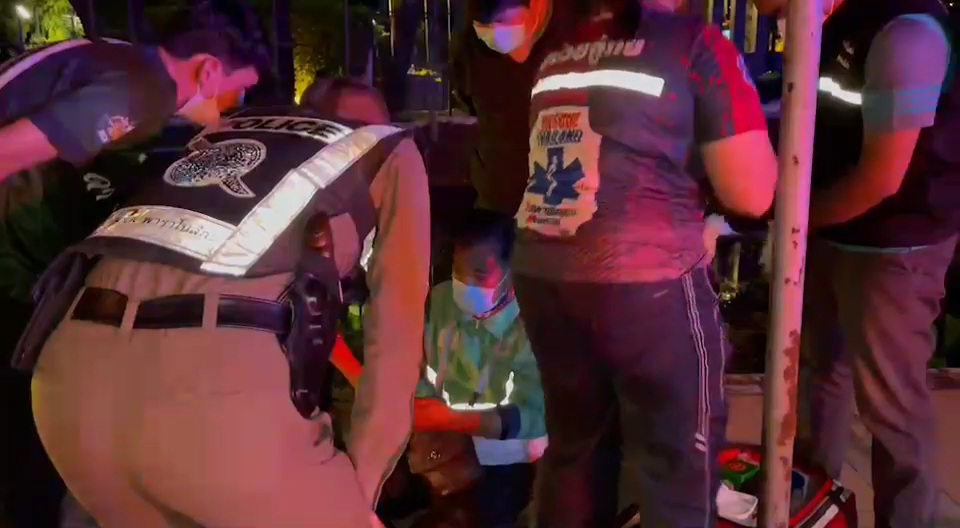 นนทบุรี ทหารเมาเหล้าโดดให้ไรเดอร์ชนตำรวจคุมตัวดำเนินคดี    วันที่ 18 ก.ค. 65 เวลา 23.15 น. เจ้าหน้าที่ตำรวจสภปากเกร็ดได้รับแจ้ง เหตุชายมีอาการมึนเมา กระโดดให้รถจยย.ชนที่บริเวณถนนเลียบคลองประปา ตรงข้ามร้านอาหารแห่งหนึ่ง (Bee Groove) อ.ปากเกร็ด จ.นนทบุรี   