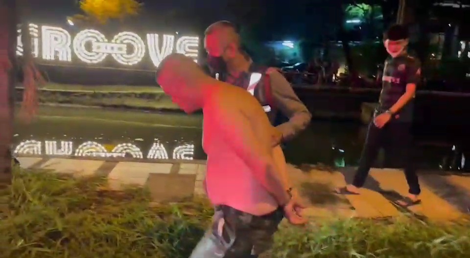 นนทบุรี ทหารเมาเหล้าโดดให้ไรเดอร์ชนตำรวจคุมตัวดำเนินคดี    วันที่ 18 ก.ค. 65 เวลา 23.15 น. เจ้าหน้าที่ตำรวจสภปากเกร็ดได้รับแจ้ง เหตุชายมีอาการมึนเมา กระโดดให้รถจยย.ชนที่บริเวณถนนเลียบคลองประปา ตรงข้ามร้านอาหารแห่งหนึ่ง (Bee Groove) อ.ปากเกร็ด จ.นนทบุรี   