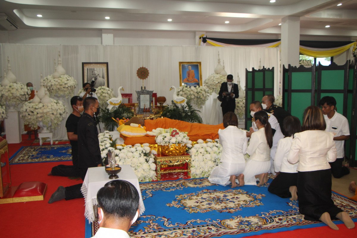 สุรินทร์ แห่ซื้อเลขเด็ด..อายุหลวงปู่รอด เกจิอาจารย์แดนอีสานใต้ หลังมรณะภาพเกลี้ยงแผงล็อตเอตร์รี่