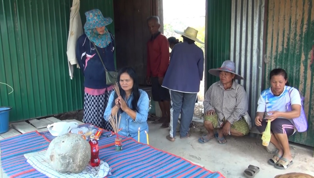 บุรีรัมย์ชาวบ้านแห่กราบไหว้ขอโชคลาภหินประหลาดโผล่กลางไร่มันเผยมีคนเคยขุดเจอกำไรโบราณ