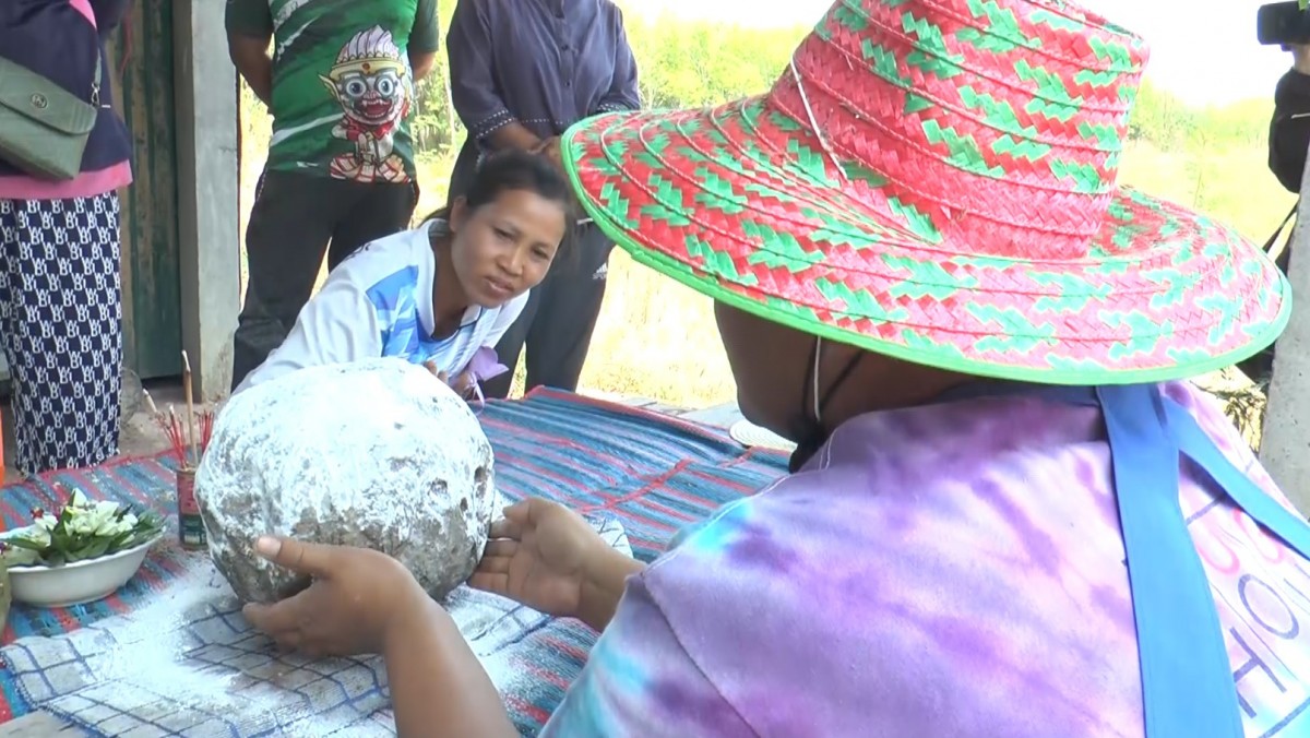 บุรีรัมย์ชาวบ้านแห่กราบไหว้ขอโชคลาภหินประหลาดโผล่กลางไร่มันเผยมีคนเคยขุดเจอกำไรโบราณ