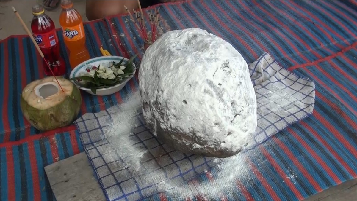 บุรีรัมย์ชาวบ้านแห่กราบไหว้ขอโชคลาภหินประหลาดโผล่กลางไร่มันเผยมีคนเคยขุดเจอกำไรโบราณ