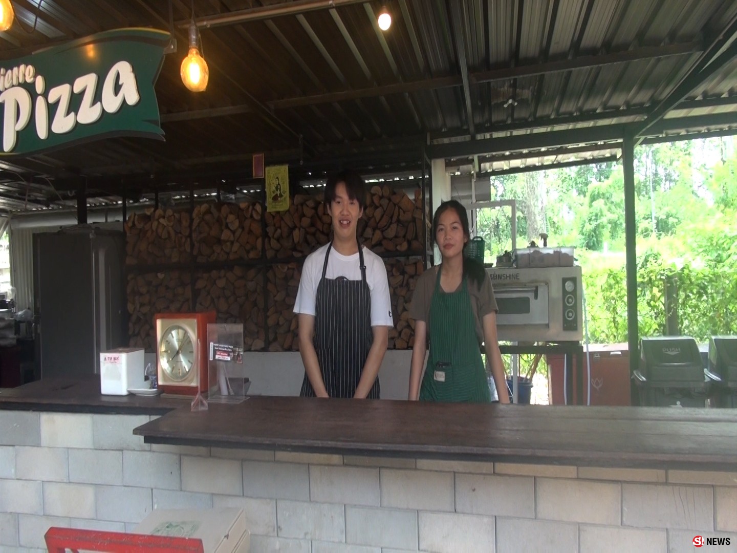 ฮือฮาพิชซ่าหน้าเห็ดถอบ หน้าแมงมันขายดีออเดอร์รัวๆ