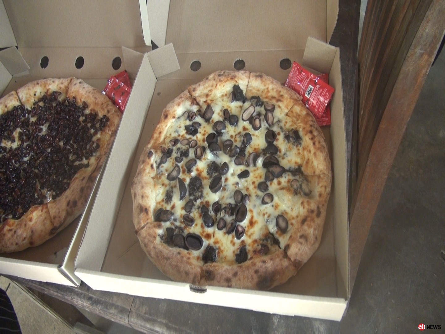 ฮือฮาพิชซ่าหน้าเห็ดถอบ หน้าแมงมันขายดีออเดอร์รัวๆ