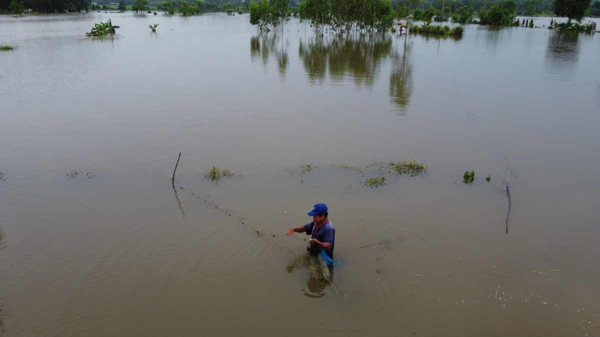 (มีคลิป)ทุกข์ซ้ำชาวนาโอด ผิดหวังตั้งรัฐบาลไม่จบ น้ำท่วมนาเป็นหนี้นับแสน