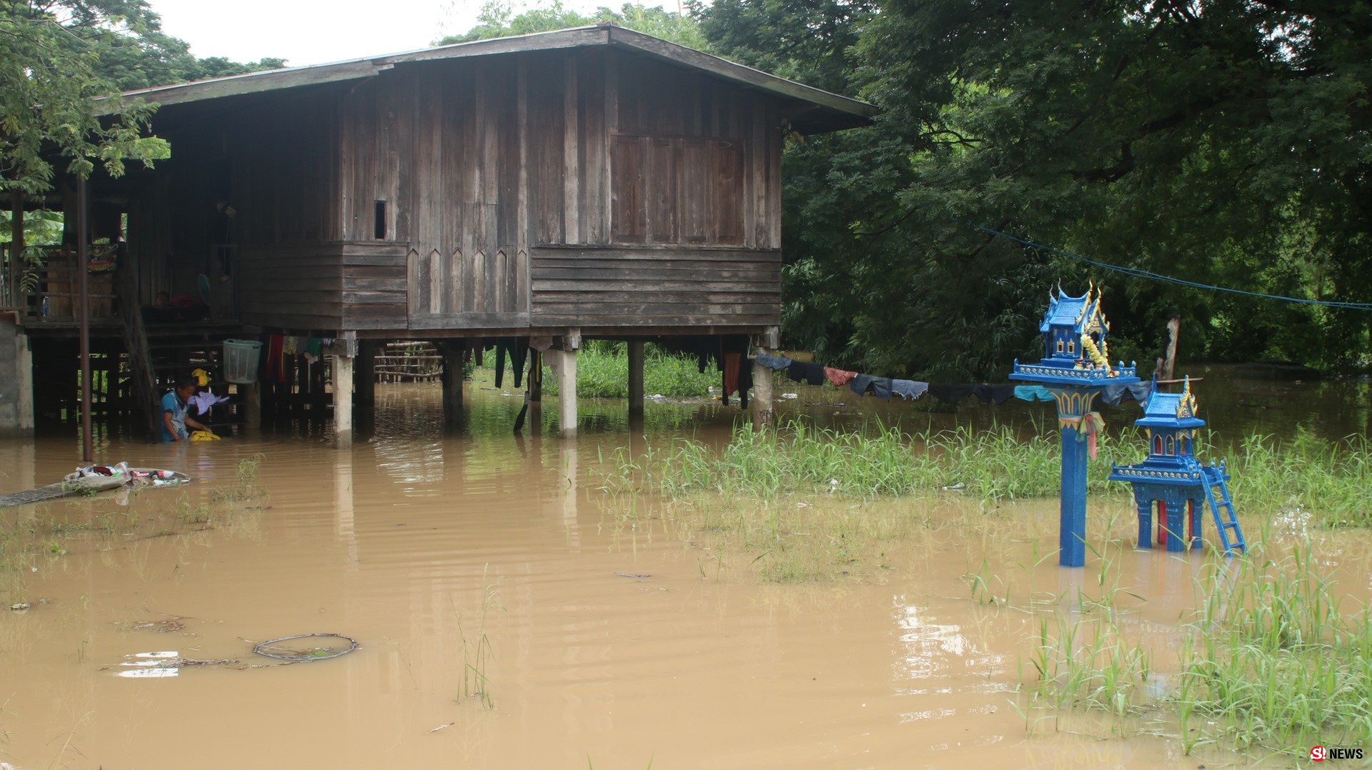 พิจิตร น้ำท่วมร้านค้าปิดเสียรายได้ พ่อเฒ่า วัย 73 ปี ลงหาปลาในน้ำที่หลากจมน้ำเสียชีวิต