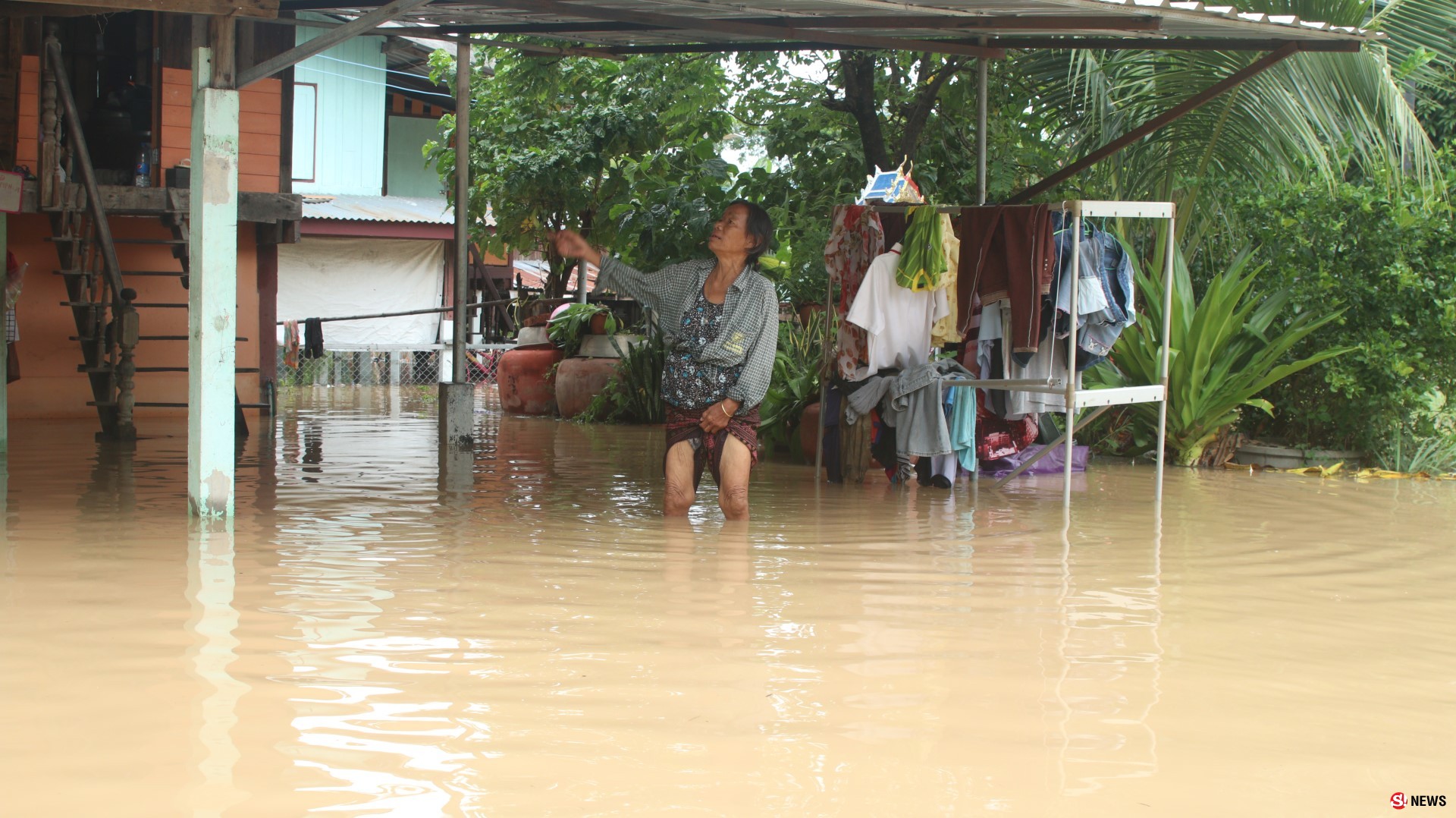 พิจิตร น้ำท่วมร้านค้าปิดเสียรายได้ พ่อเฒ่า วัย 73 ปี ลงหาปลาในน้ำที่หลากจมน้ำเสียชีวิต