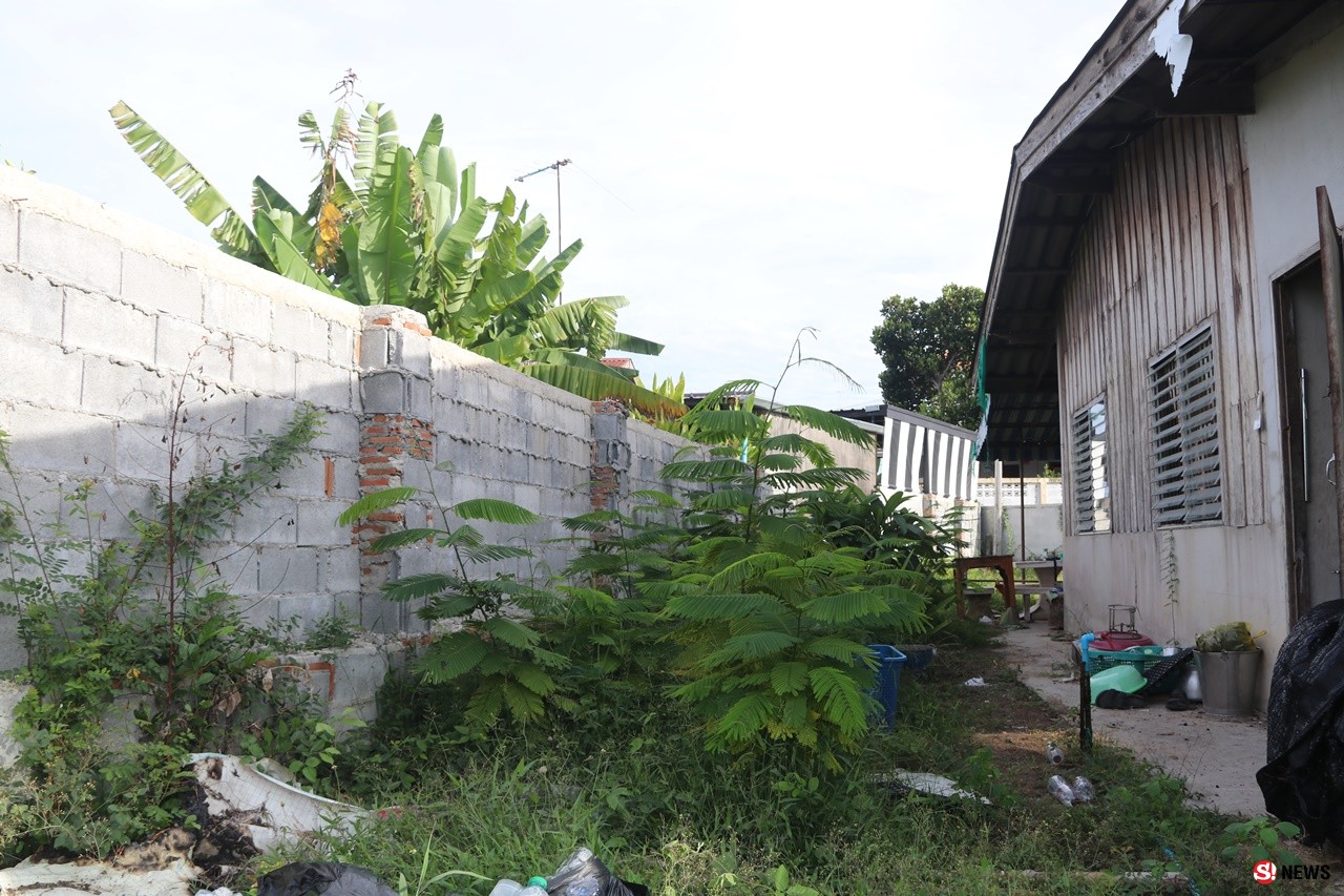 ป้าร้องสื่อ ถูกปิดทางเข้าออกบ้านมาเป็นปี ลูกสาวเครียด คิดสั้นผูกคอจบชีวิต