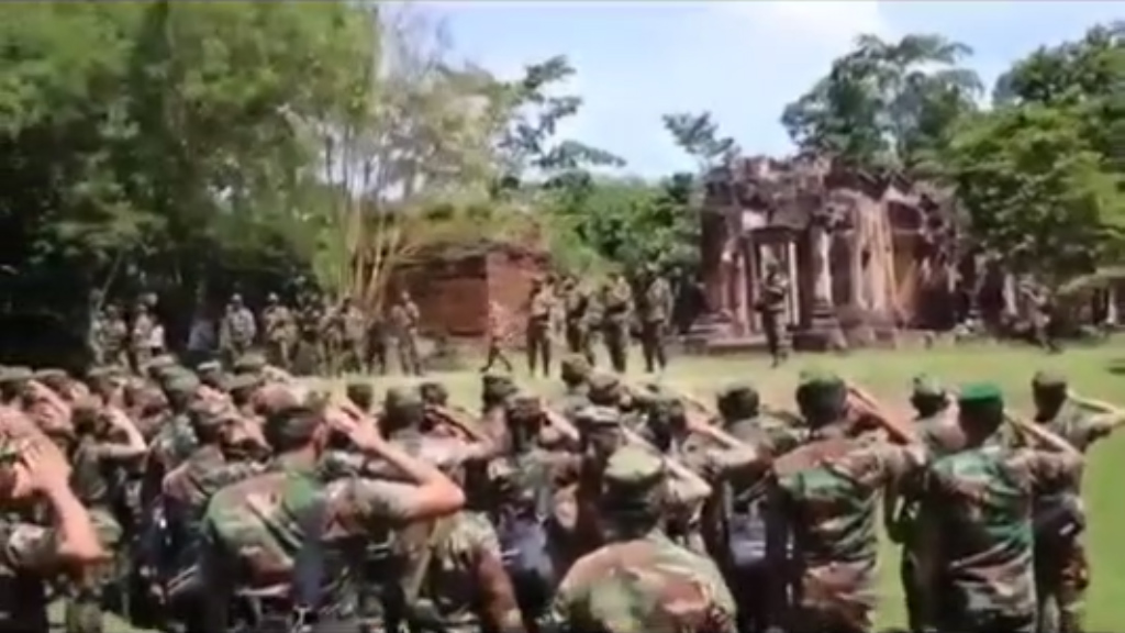 --- สุรินทร์-กกล.สุรนารี ยัน คลิปทหารกัมพูชา ร้องเพลงหน้าปราสาทตาเมือนธม เป็นภาพเก่าประมาณปี 38 วอนประชาชนอย่าหลงเชื่อคนปลุกปั่นสรางกระแสยุยง ทำให้เกิดความบาดหมางระหว่างประเทศ