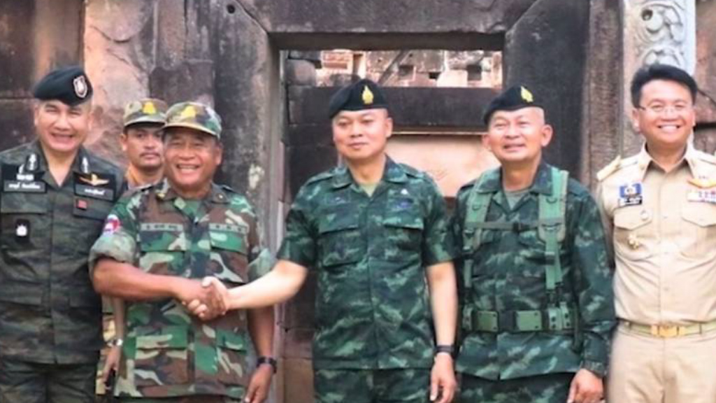 --- สุรินทร์-กกล.สุรนารี ยัน คลิปทหารกัมพูชา ร้องเพลงหน้าปราสาทตาเมือนธม เป็นภาพเก่าประมาณปี 38 วอนประชาชนอย่าหลงเชื่อคนปลุกปั่นสรางกระแสยุยง ทำให้เกิดความบาดหมางระหว่างประเทศ