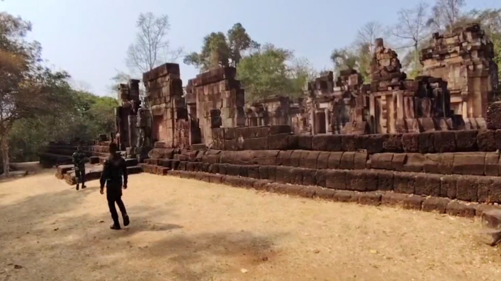 --- สุรินทร์-กกล.สุรนารี ยัน คลิปทหารกัมพูชา ร้องเพลงหน้าปราสาทตาเมือนธม เป็นภาพเก่าประมาณปี 38 วอนประชาชนอย่าหลงเชื่อคนปลุกปั่นสรางกระแสยุยง ทำให้เกิดความบาดหมางระหว่างประเทศ