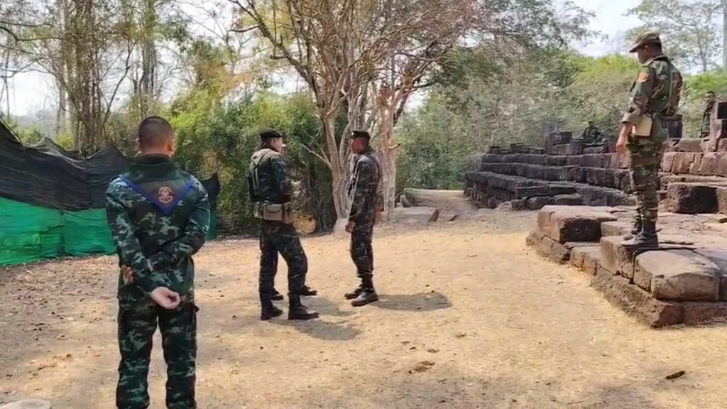 --- สุรินทร์-กกล.สุรนารี ยัน คลิปทหารกัมพูชา ร้องเพลงหน้าปราสาทตาเมือนธม เป็นภาพเก่าประมาณปี 38 วอนประชาชนอย่าหลงเชื่อคนปลุกปั่นสรางกระแสยุยง ทำให้เกิดความบาดหมางระหว่างประเทศ