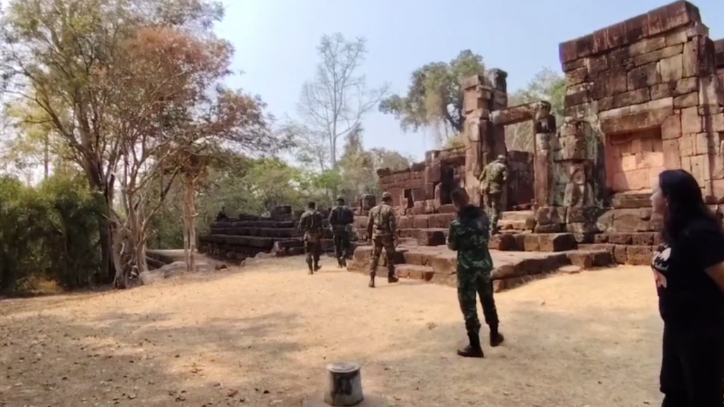 --- สุรินทร์-กกล.สุรนารี ยัน คลิปทหารกัมพูชา ร้องเพลงหน้าปราสาทตาเมือนธม เป็นภาพเก่าประมาณปี 38 วอนประชาชนอย่าหลงเชื่อคนปลุกปั่นสรางกระแสยุยง ทำให้เกิดความบาดหมางระหว่างประเทศ