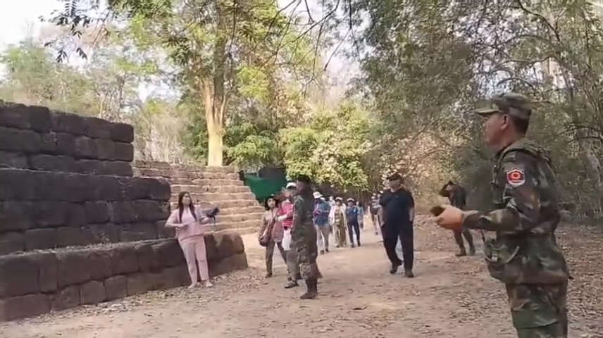 --- สุรินทร์-กกล.สุรนารี ยัน คลิปทหารกัมพูชา ร้องเพลงหน้าปราสาทตาเมือนธม เป็นภาพเก่าประมาณปี 38 วอนประชาชนอย่าหลงเชื่อคนปลุกปั่นสรางกระแสยุยง ทำให้เกิดความบาดหมางระหว่างประเทศ