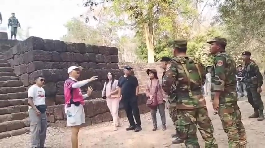 --- สุรินทร์-กกล.สุรนารี ยัน คลิปทหารกัมพูชา ร้องเพลงหน้าปราสาทตาเมือนธม เป็นภาพเก่าประมาณปี 38 วอนประชาชนอย่าหลงเชื่อคนปลุกปั่นสรางกระแสยุยง ทำให้เกิดความบาดหมางระหว่างประเทศ