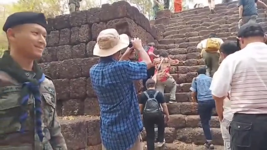 --- สุรินทร์-กกล.สุรนารี ยัน คลิปทหารกัมพูชา ร้องเพลงหน้าปราสาทตาเมือนธม เป็นภาพเก่าประมาณปี 38 วอนประชาชนอย่าหลงเชื่อคนปลุกปั่นสรางกระแสยุยง ทำให้เกิดความบาดหมางระหว่างประเทศ