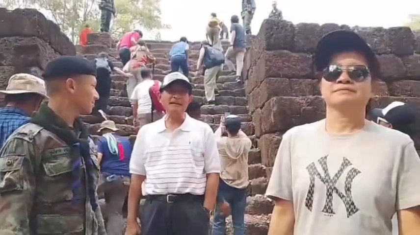 --- สุรินทร์-กกล.สุรนารี ยัน คลิปทหารกัมพูชา ร้องเพลงหน้าปราสาทตาเมือนธม เป็นภาพเก่าประมาณปี 38 วอนประชาชนอย่าหลงเชื่อคนปลุกปั่นสรางกระแสยุยง ทำให้เกิดความบาดหมางระหว่างประเทศ