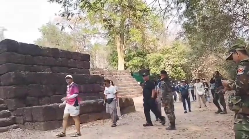--- สุรินทร์-กกล.สุรนารี ยัน คลิปทหารกัมพูชา ร้องเพลงหน้าปราสาทตาเมือนธม เป็นภาพเก่าประมาณปี 38 วอนประชาชนอย่าหลงเชื่อคนปลุกปั่นสรางกระแสยุยง ทำให้เกิดความบาดหมางระหว่างประเทศ