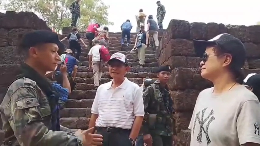 --- สุรินทร์-กกล.สุรนารี ยัน คลิปทหารกัมพูชา ร้องเพลงหน้าปราสาทตาเมือนธม เป็นภาพเก่าประมาณปี 38 วอนประชาชนอย่าหลงเชื่อคนปลุกปั่นสรางกระแสยุยง ทำให้เกิดความบาดหมางระหว่างประเทศ