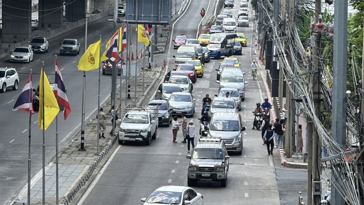 นนทบุรี เครียดจัด แม่หมอดูดัง ยืนกลางถนนหน้าศาลากลาง ร่ำไห้ขอความเป็นธรรมผู้ว่าฯ หลังโรงรับจำนำไม่ให้ไถ่ของคืน