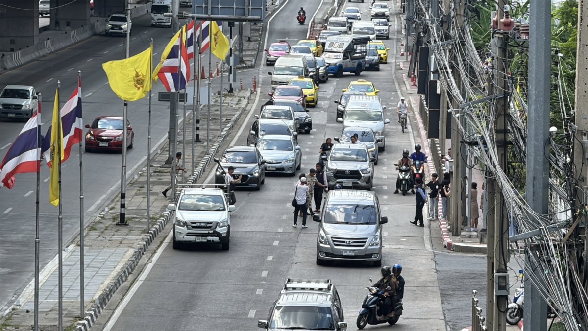 นนทบุรี เครียดจัด แม่หมอดูดัง ยืนกลางถนนหน้าศาลากลาง ร่ำไห้ขอความเป็นธรรมผู้ว่าฯ หลังโรงรับจำนำไม่ให้ไถ่ของคืน