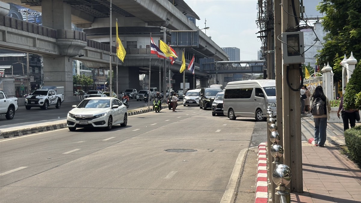 นนทบุรี เครียดจัด แม่หมอดูดัง ยืนกลางถนนหน้าศาลากลาง ร่ำไห้ขอความเป็นธรรมผู้ว่าฯ หลังโรงรับจำนำไม่ให้ไถ่ของคืน