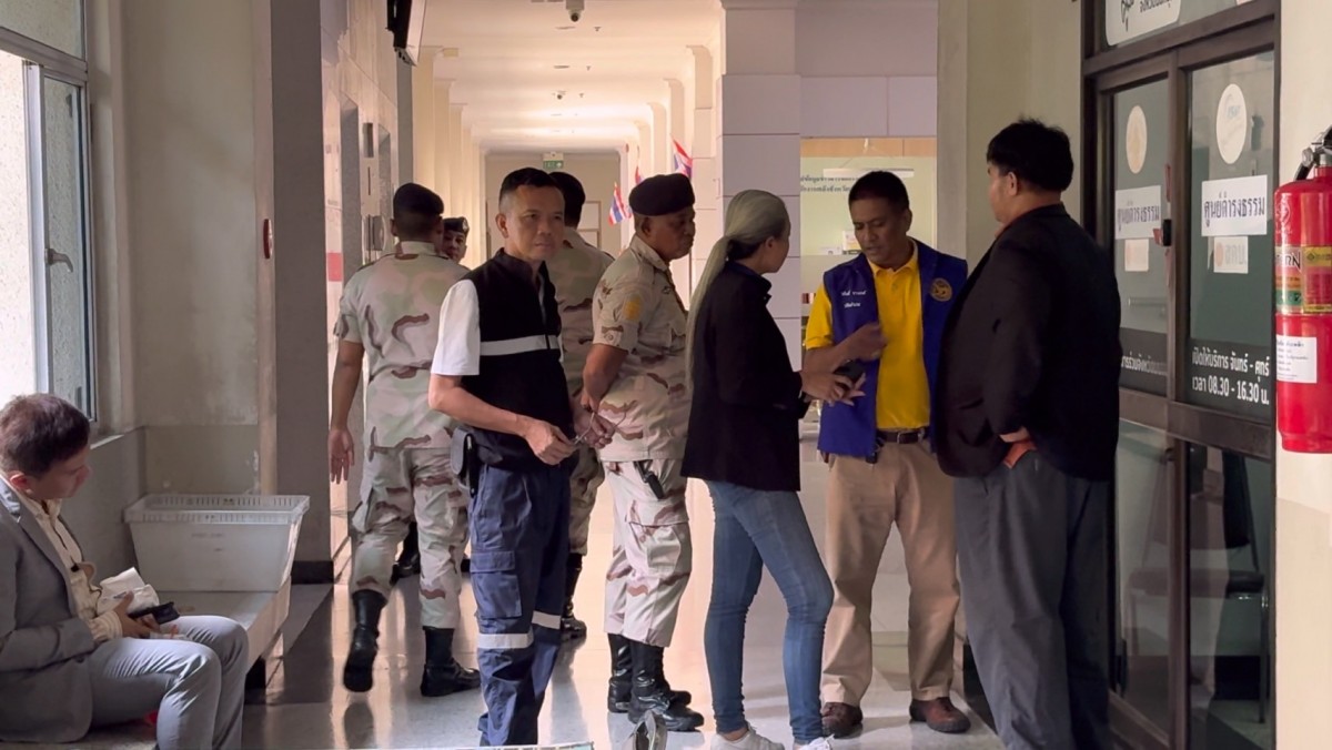 นนทบุรี เครียดจัด แม่หมอดูดัง ยืนกลางถนนหน้าศาลากลาง ร่ำไห้ขอความเป็นธรรมผู้ว่าฯ หลังโรงรับจำนำไม่ให้ไถ่ของคืน