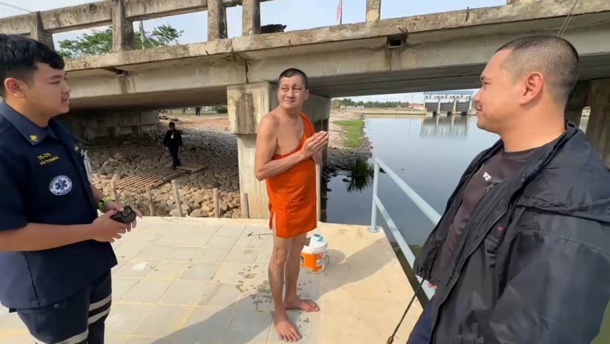 คนตกปลาตะลึงนึกว่าปาฏิหารย์เจอพระ(สงฆ์)พนมมือลอยน้ำ