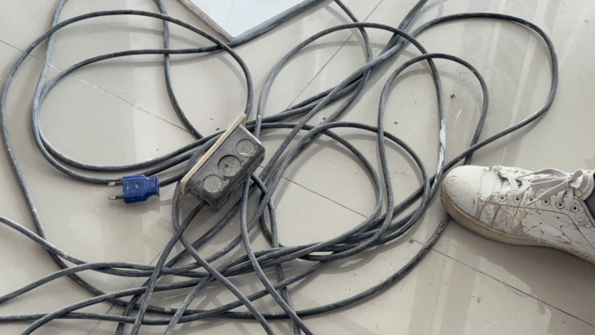 อุทาหรณ์ ทำปลั๊กพ่วงไฟใช้เองไฟรั่วช็อตช่างฝ้าดับคาที่ทำงาน