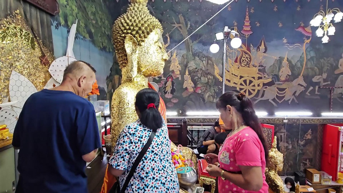 ราชบุรี- สาวนักธุรกิจจ้างลิเกดัง กุ้ง-จิ้งหรีดขาว ถวายหลวงพ่อโตหลังได้116ล้านบาท คอหวยส่องเลขเด็ด