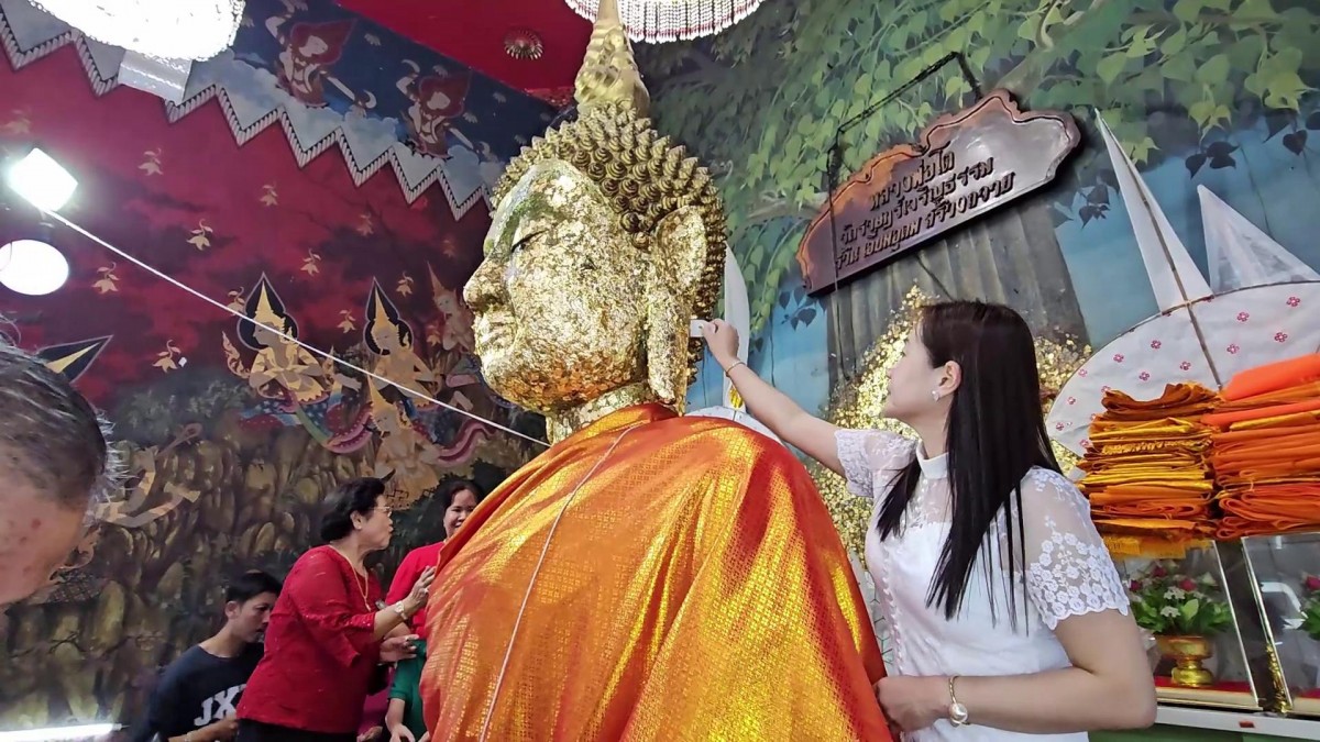 ราชบุรี- สาวนักธุรกิจจ้างลิเกดัง กุ้ง-จิ้งหรีดขาว ถวายหลวงพ่อโตหลังได้116ล้านบาท คอหวยส่องเลขเด็ด