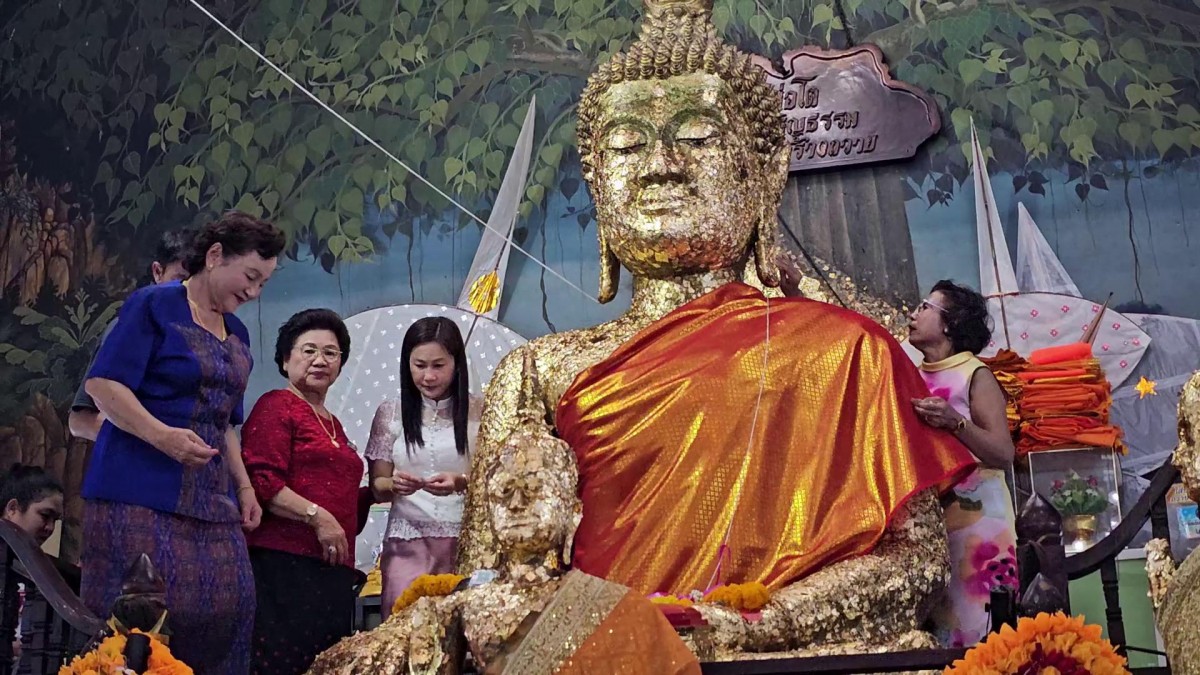 ราชบุรี- สาวนักธุรกิจจ้างลิเกดัง กุ้ง-จิ้งหรีดขาว ถวายหลวงพ่อโตหลังได้116ล้านบาท คอหวยส่องเลขเด็ด