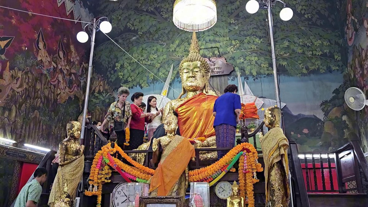 ราชบุรี- สาวนักธุรกิจจ้างลิเกดัง กุ้ง-จิ้งหรีดขาว ถวายหลวงพ่อโตหลังได้116ล้านบาท คอหวยส่องเลขเด็ด