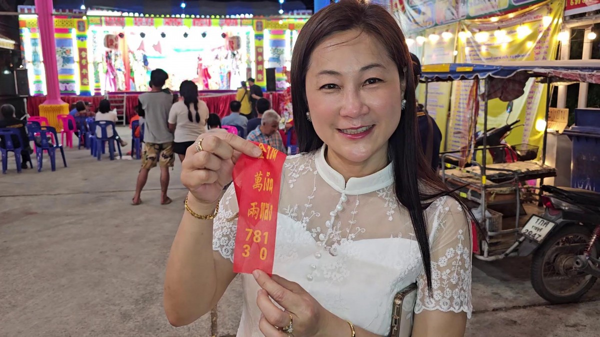 ราชบุรี- สาวนักธุรกิจจ้างลิเกดัง กุ้ง-จิ้งหรีดขาว ถวายหลวงพ่อโตหลังได้116ล้านบาท คอหวยส่องเลขเด็ด