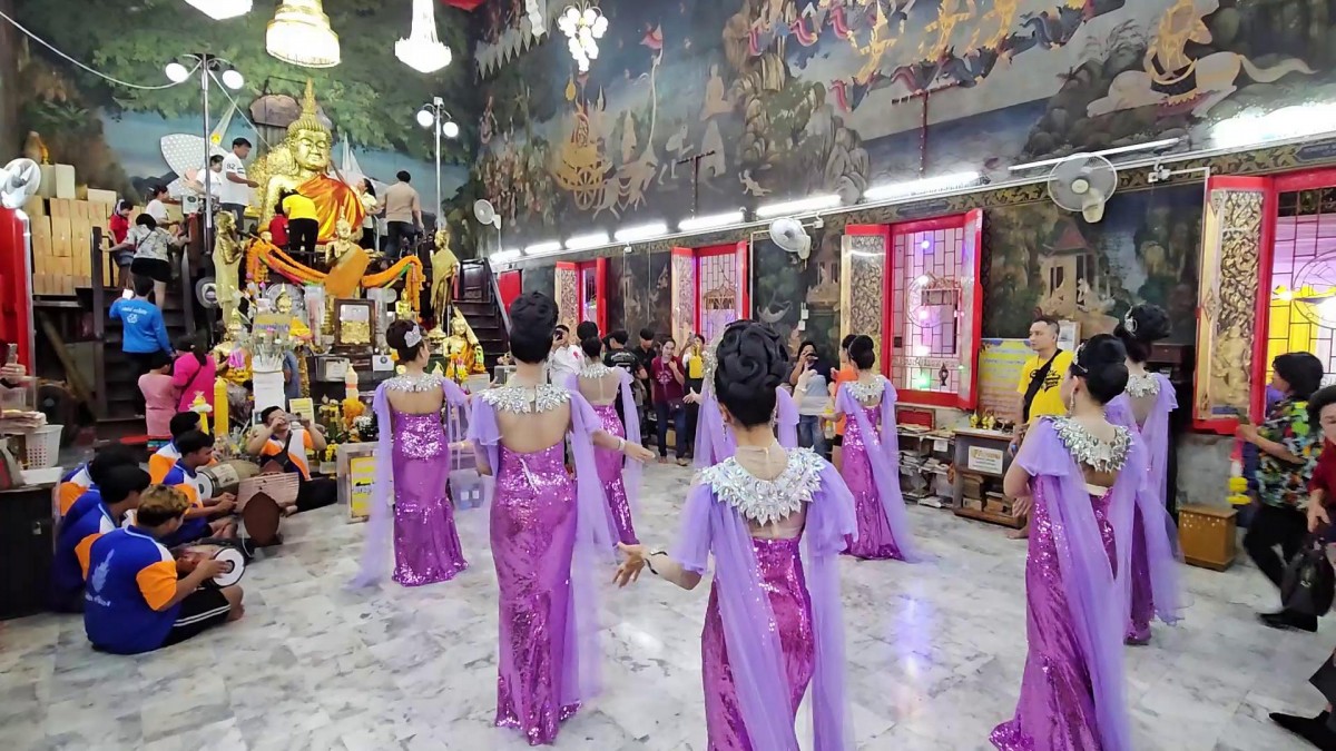 ราชบุรี- สาวนักธุรกิจจ้างลิเกดัง กุ้ง-จิ้งหรีดขาว ถวายหลวงพ่อโตหลังได้116ล้านบาท คอหวยส่องเลขเด็ด