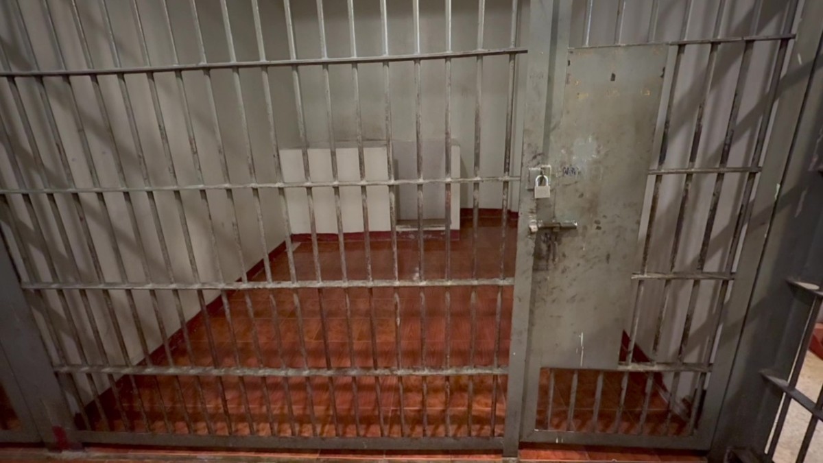 กลายเป็นไวรัล สภ.วังน้อยเรียกแขก รีวิวห้องขังสไตล์ลอฟท์ เปิดโปรเข้าวันเสาร์ แถมฟรีอาทิตย์ แค่เพียงกระทำความผิด