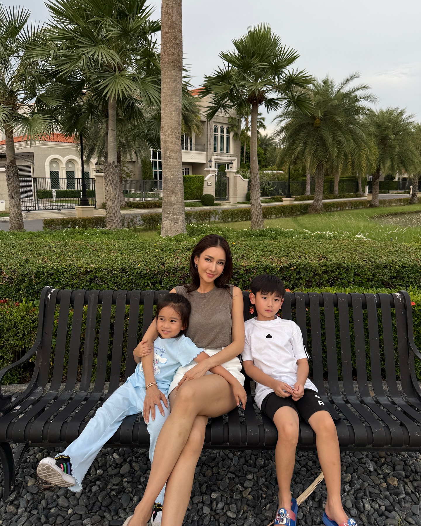 เนย โชติกา