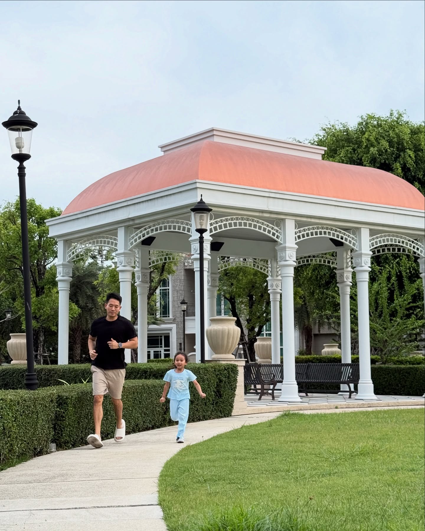 เนย โชติกา