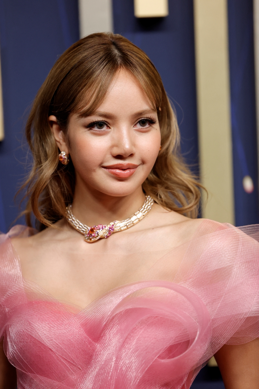 ลิซ่า ในชุดเดรสชมพูหางลากพรมแดง Emmy Awards 2025