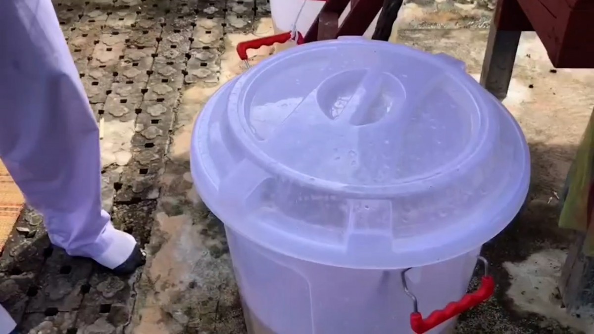 ---สุรินทร์-ขอหวยสุดแปลก จุดเทียนหยดใส่น้ำมนต์ ปิดฝาถัง ชาวบ้านแห่ส่องเลขเด็ดเสี่ยงโชคงวดที่จะถึง