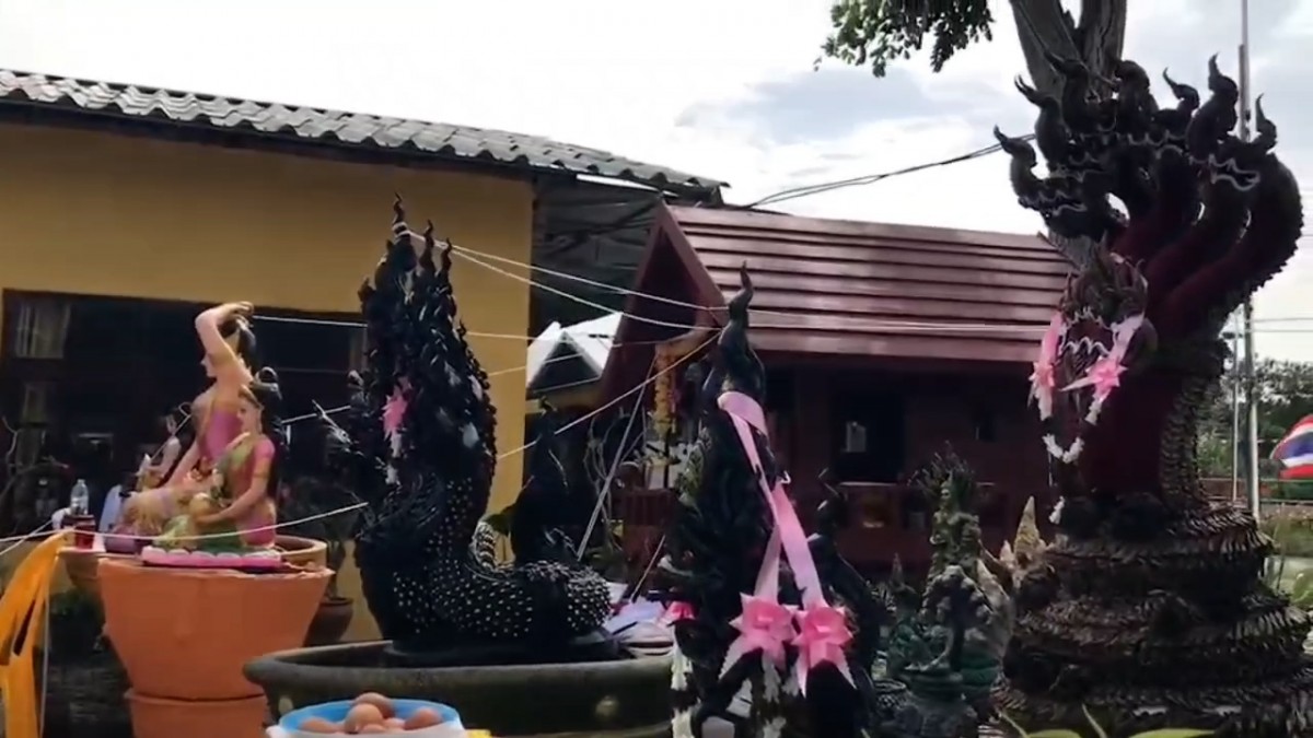 ---สุรินทร์-ขอหวยสุดแปลก จุดเทียนหยดใส่น้ำมนต์ ปิดฝาถัง ชาวบ้านแห่ส่องเลขเด็ดเสี่ยงโชคงวดที่จะถึง