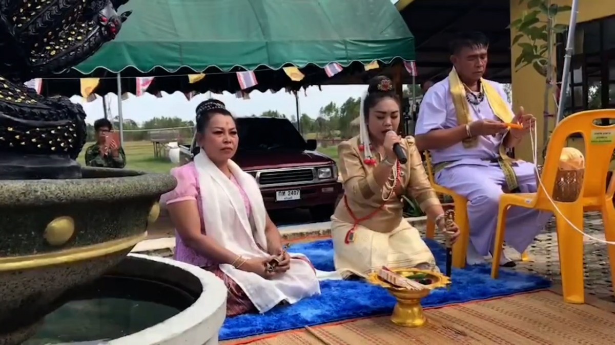 ---สุรินทร์-ขอหวยสุดแปลก จุดเทียนหยดใส่น้ำมนต์ ปิดฝาถัง ชาวบ้านแห่ส่องเลขเด็ดเสี่ยงโชคงวดที่จะถึง