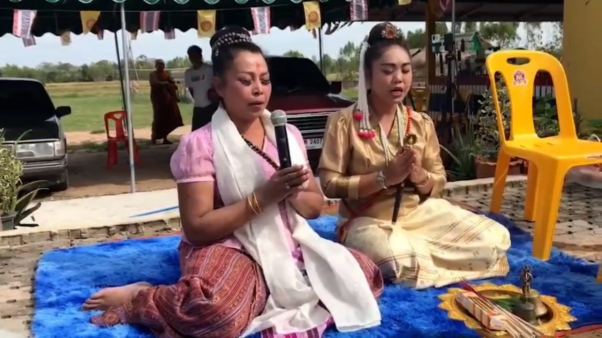 ---สุรินทร์-ขอหวยสุดแปลก จุดเทียนหยดใส่น้ำมนต์ ปิดฝาถัง ชาวบ้านแห่ส่องเลขเด็ดเสี่ยงโชคงวดที่จะถึง