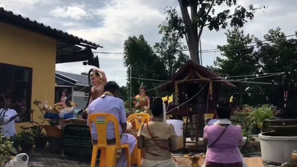 ---สุรินทร์-ขอหวยสุดแปลก จุดเทียนหยดใส่น้ำมนต์ ปิดฝาถัง ชาวบ้านแห่ส่องเลขเด็ดเสี่ยงโชคงวดที่จะถึง